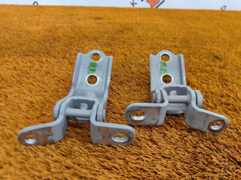 Петля двери