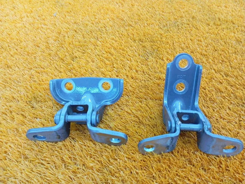 Петля двери