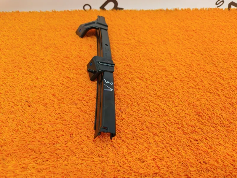 Направляющая стекла двери