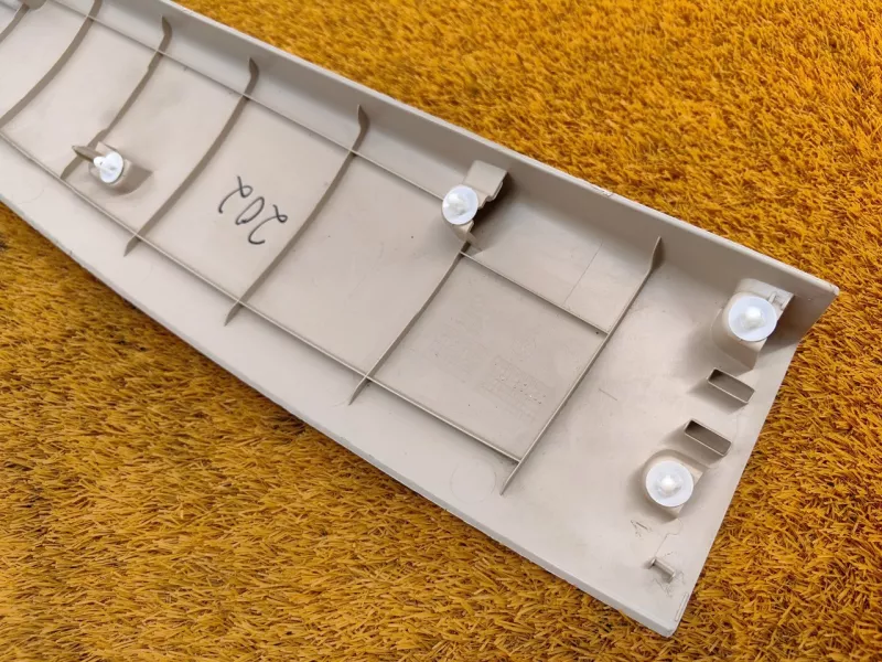 Обшивка крышки багажника