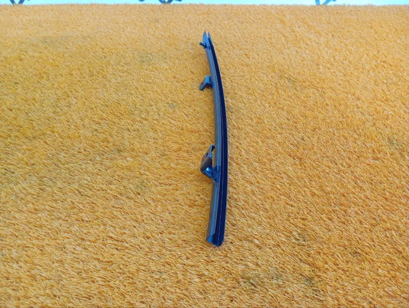 Направляющая стекла двери