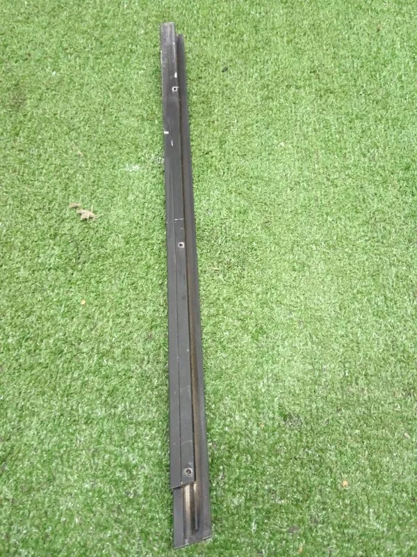 Направляющая стекла двери