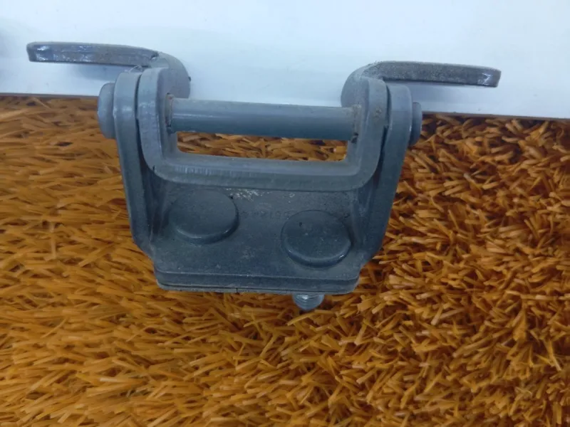 Петля двери багажника