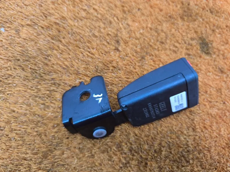 Ответная часть ремня безопасности