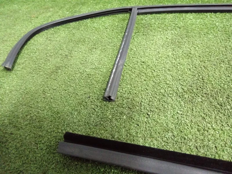 Уплотнитель стекла двери