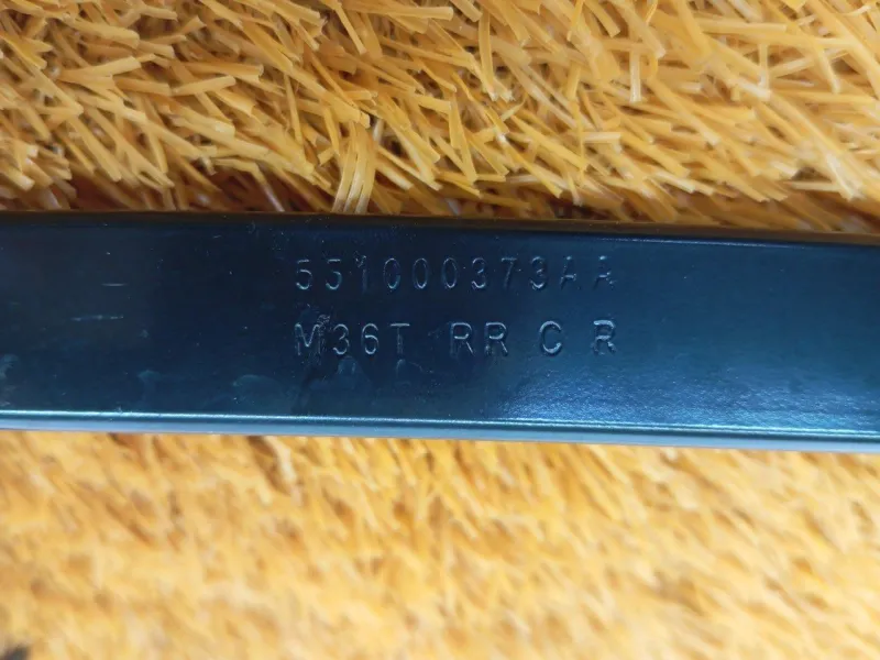 Направляющая стекла двери