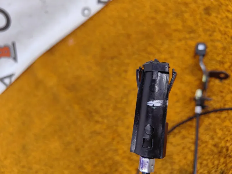 Трос лючка топливного бака