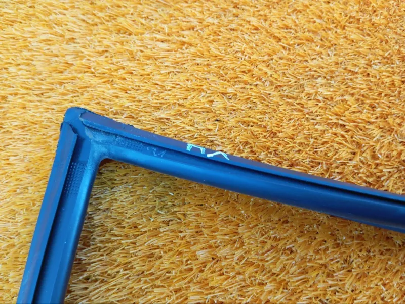 Уплотнитель стекла двери