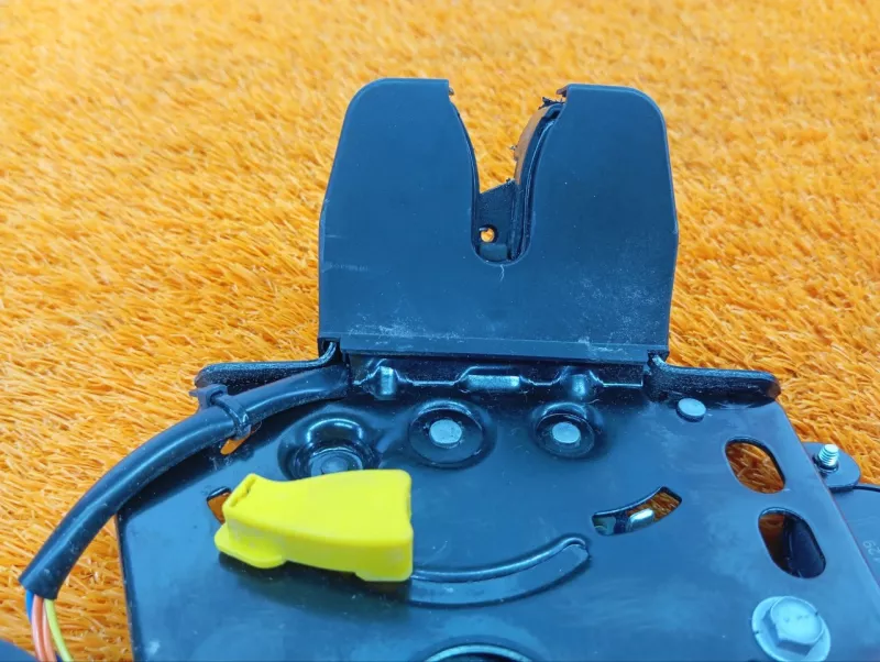 Замок багажника