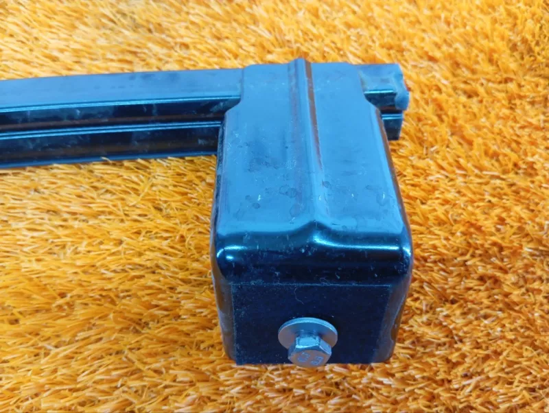 Направляющая стекла двери