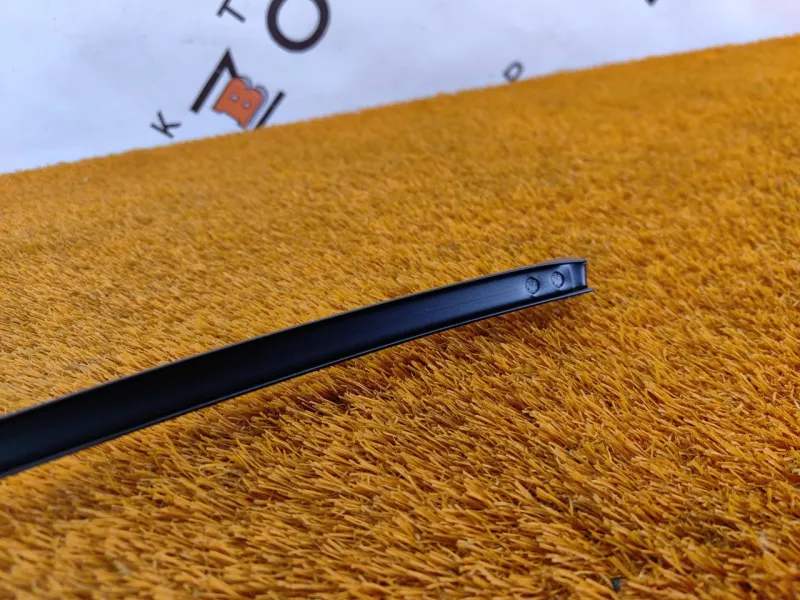 Направляющая стекла двери