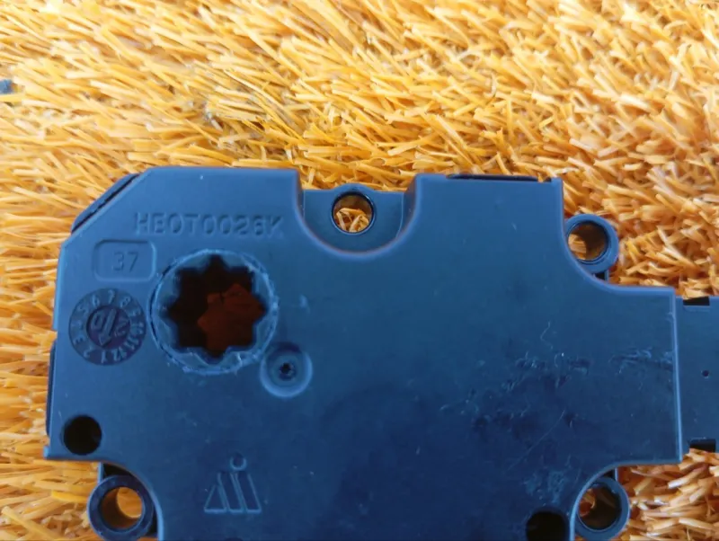 Сервопривод заслонок печки