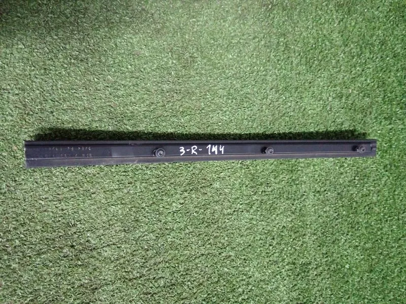 Направляющая стекла двери