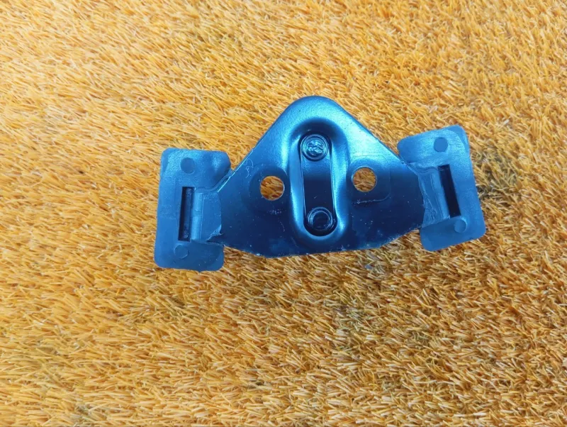 Ответная часть замка багажника