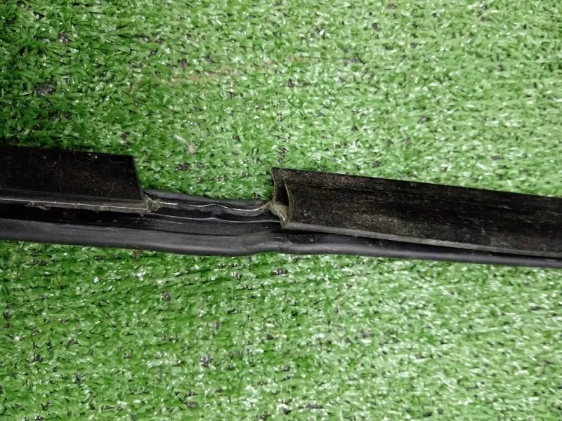 Уплотнитель стекла двери