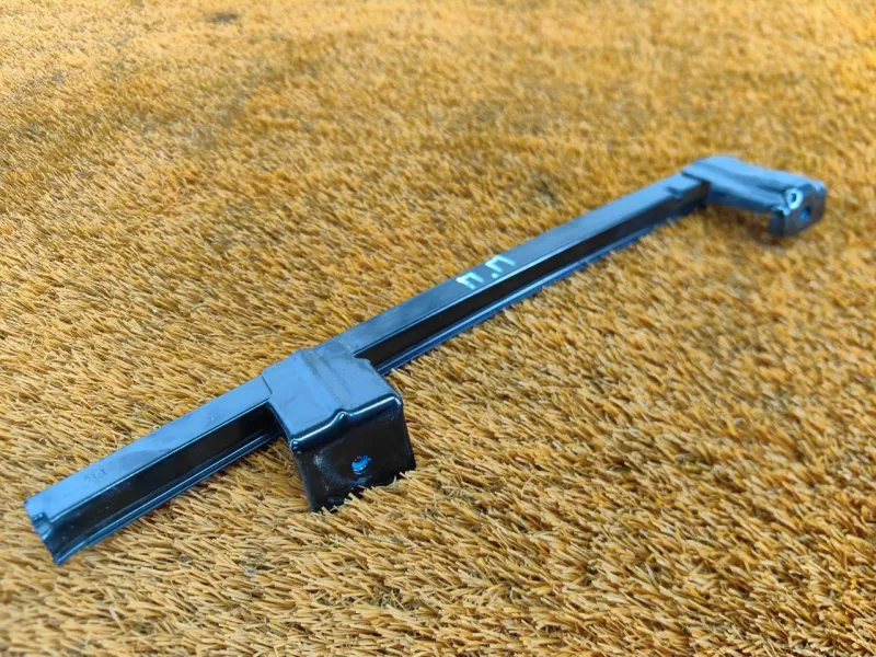 Направляющая стекла двери