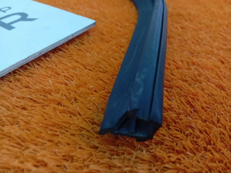 Уплотнитель стекла двери