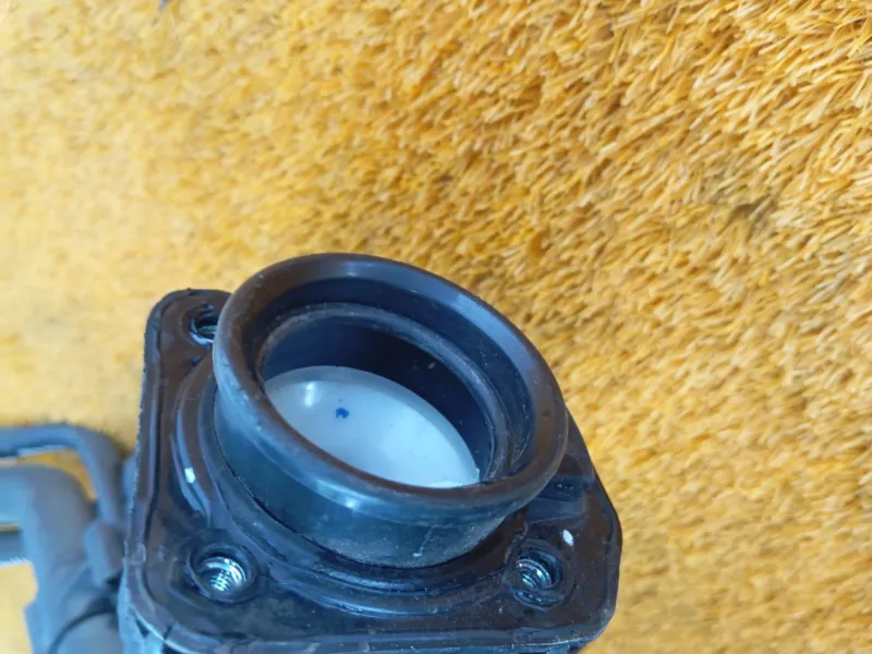 Горловина топливного бака