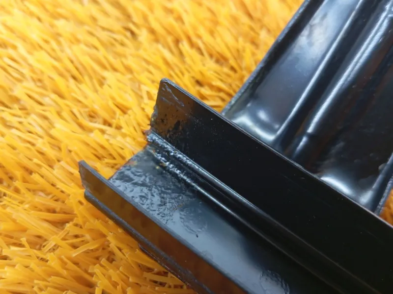 Направляющая стекла двери