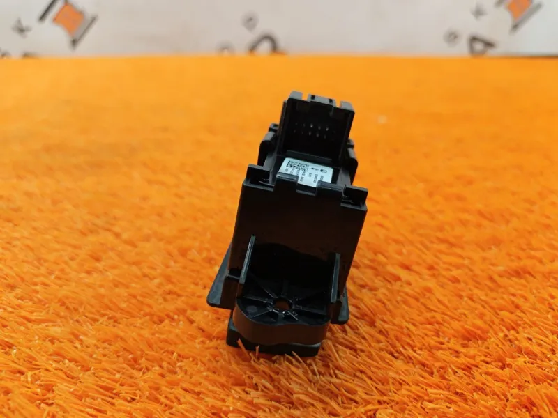 Кнопка стояночного тормоза