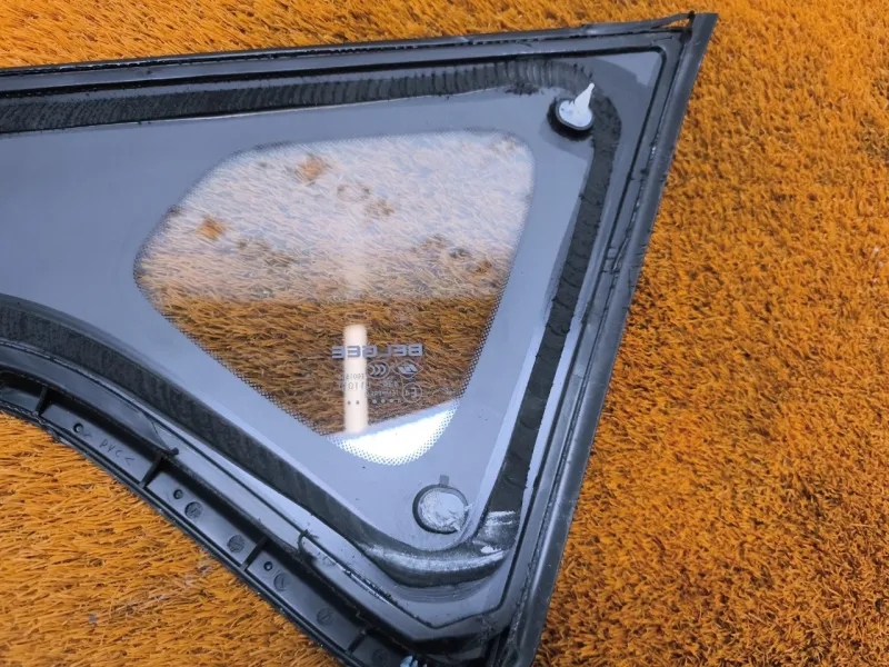 Форточка задняя