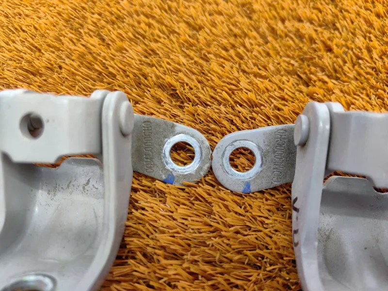 Петля двери