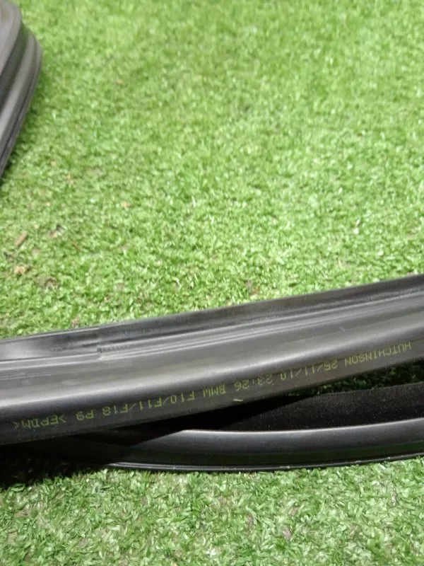 Уплотнитель стекла двери