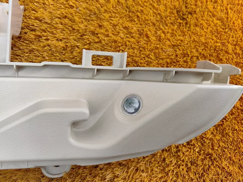 Направляющая шторки багажника