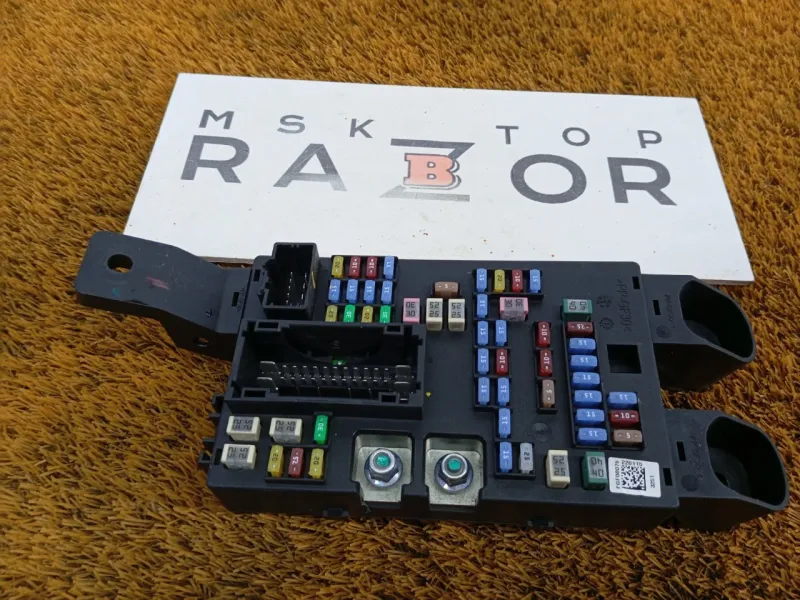 Блок предохранителей салонный