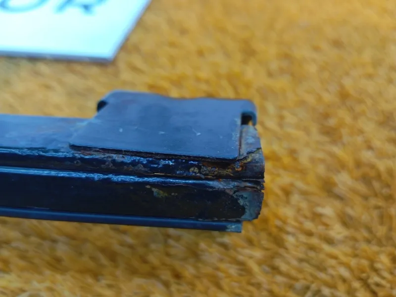 Направляющая стекла двери