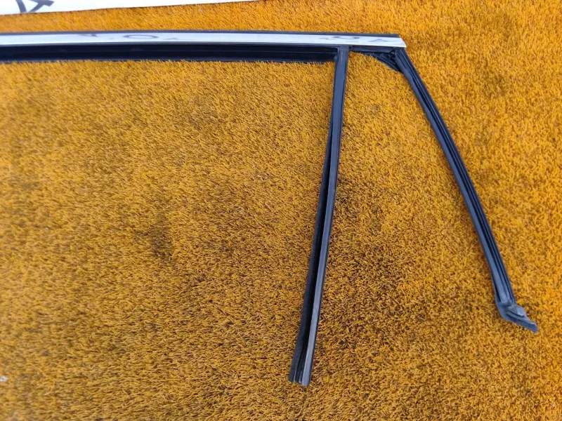 Уплотнитель стекла двери