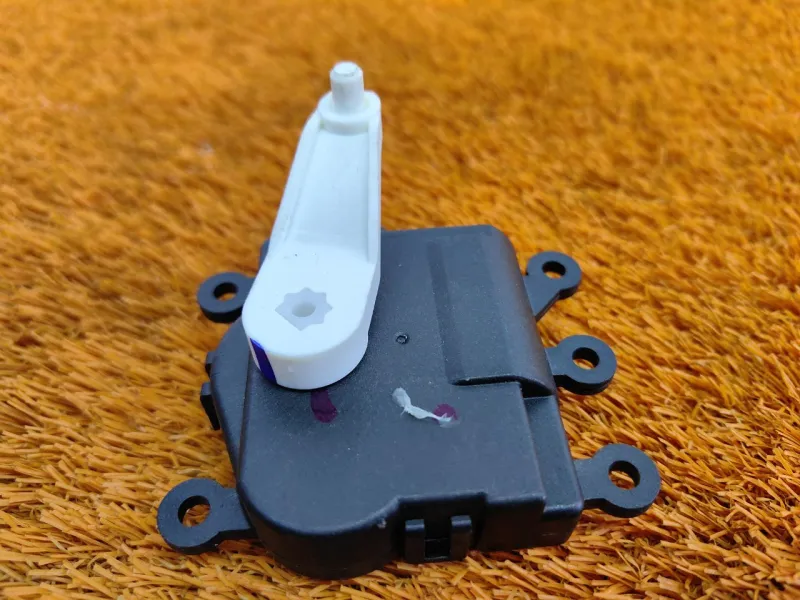 Сервопривод заслонок печки