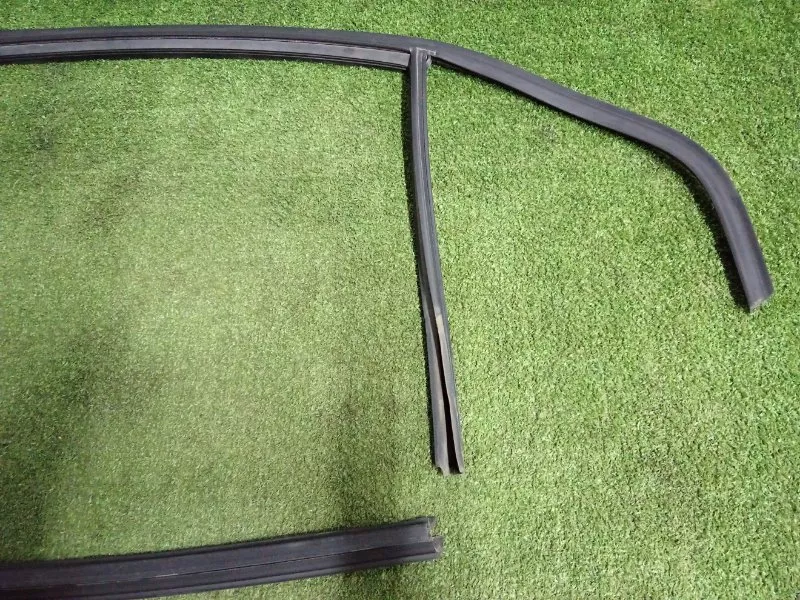 Уплотнитель стекла двери