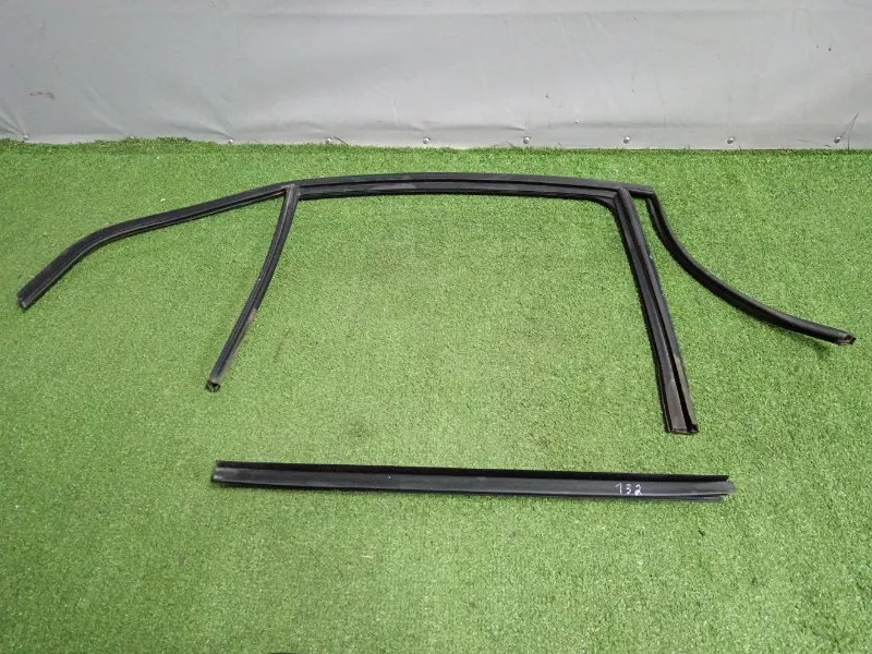 Уплотнитель стекла двери