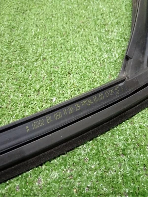 Уплотнитель стекла двери