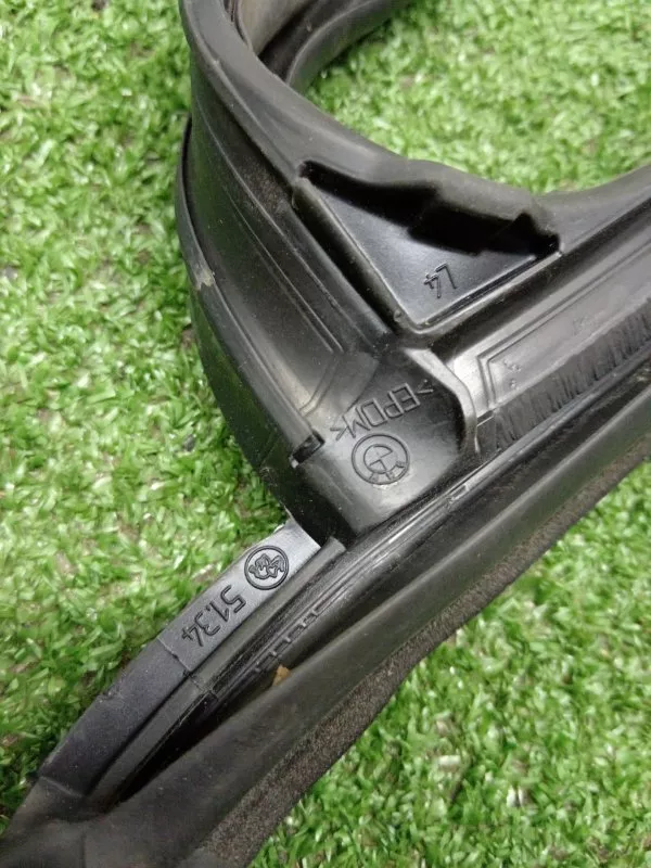 Уплотнитель стекла двери