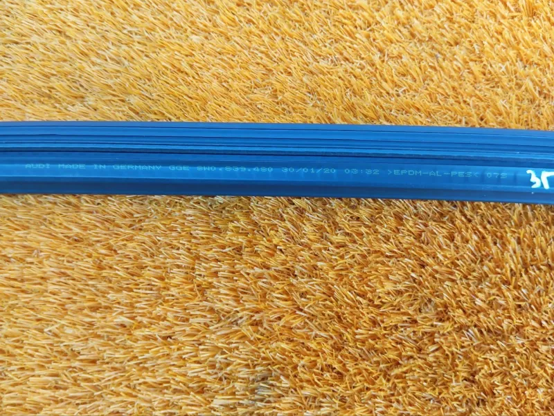 Уплотнитель стекла двери