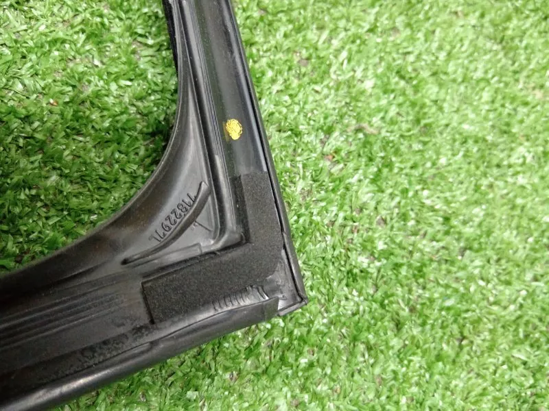 Уплотнитель стекла двери