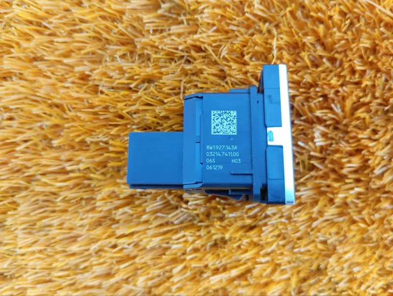 Кнопка стояночного тормоза