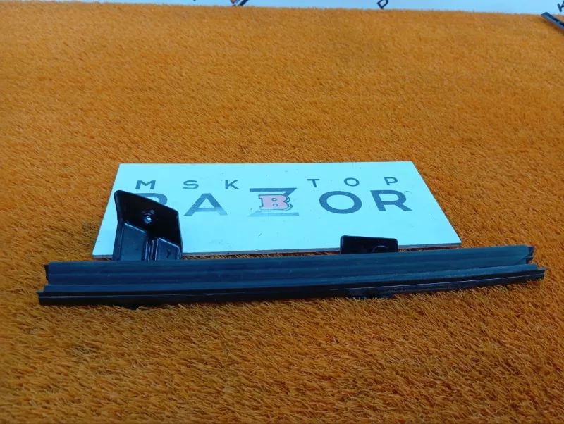 Направляющая стекла двери