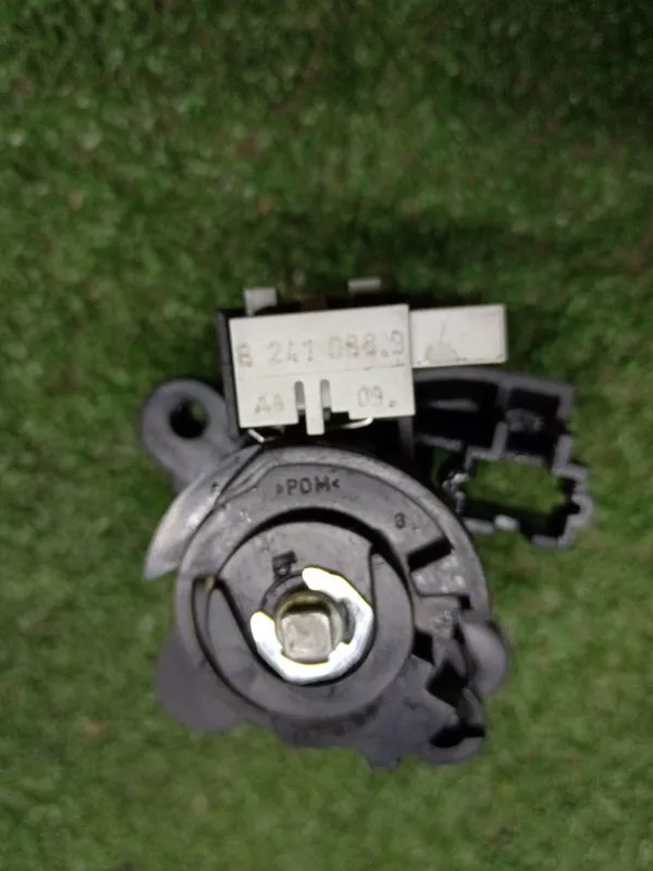 Личинка замка багажника