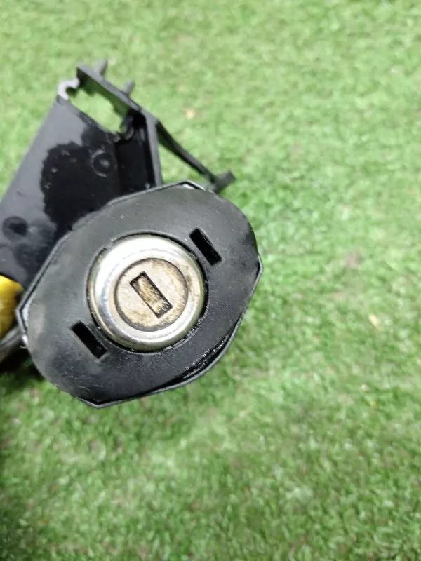 Личинка замка багажника