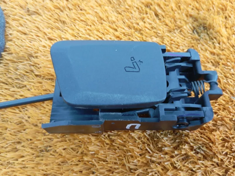 Ручка откидывания заднего сиденья