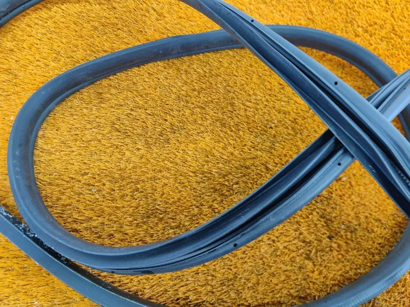 Уплотнитель проема двери