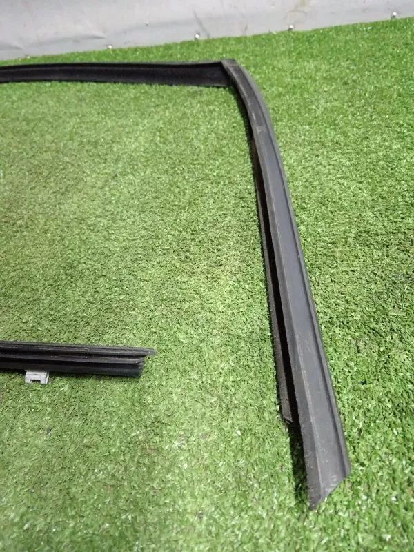 Уплотнитель стекла двери