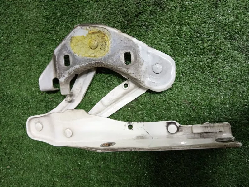 Петля капота