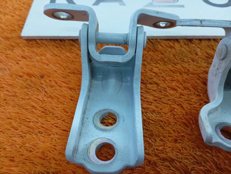 Петля двери