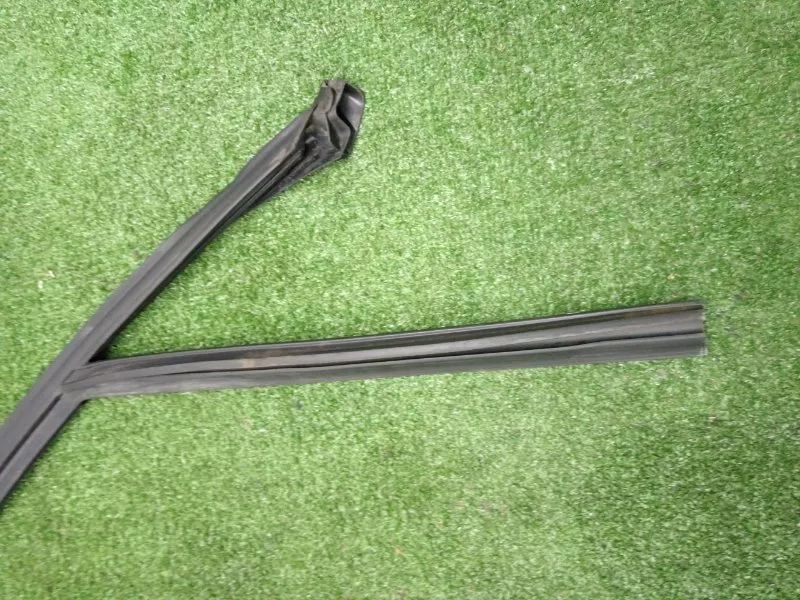 Уплотнитель стекла двери