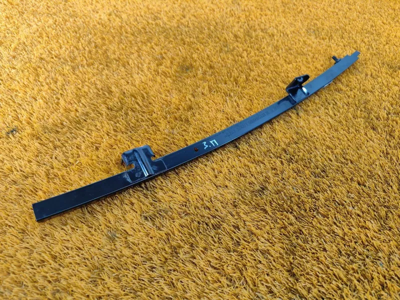 Направляющая стекла двери