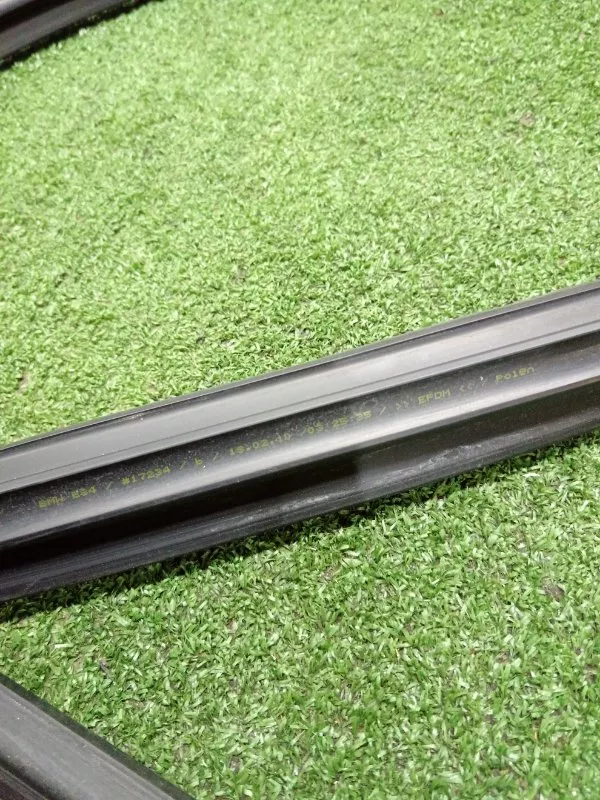 Уплотнитель стекла двери